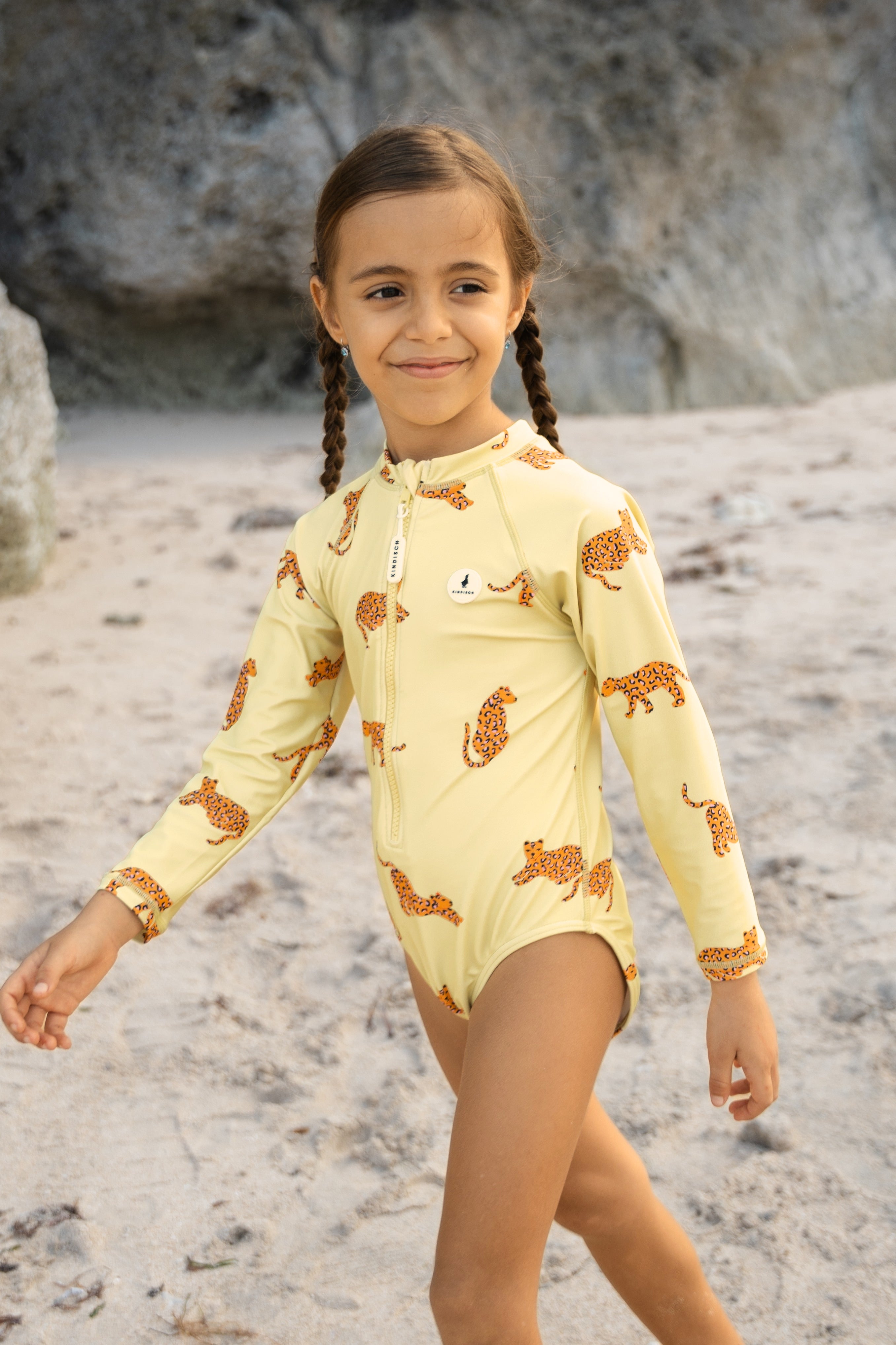 Gelber Mädchen langarm Badeanzug Pink Leo mit kleinen Leoparden am Strand laufend (Kindisch)