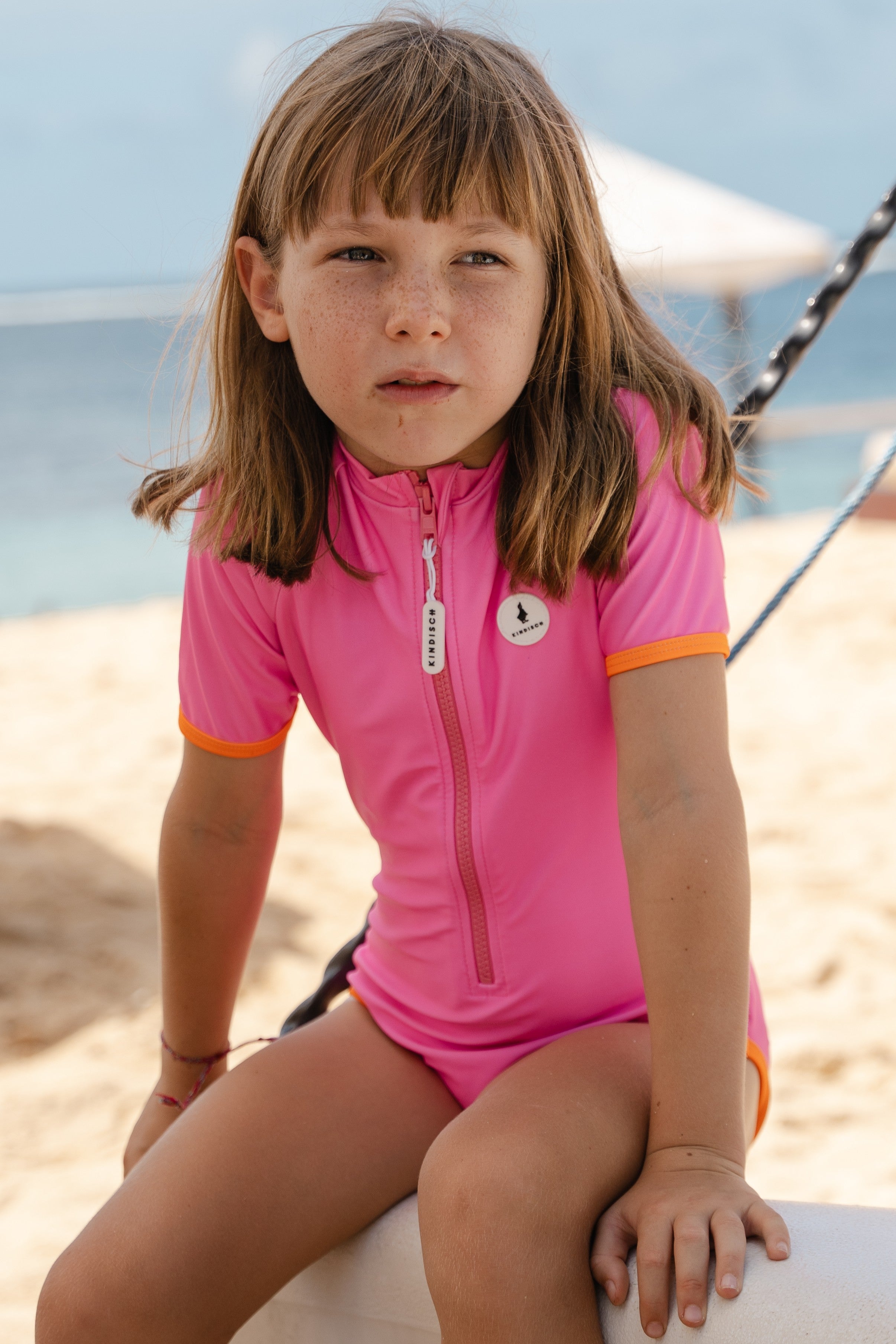 Girls Badeanzug kurzarm - Candy Pink – sitzendes Kind – von KINDISCH, UV-Schutz