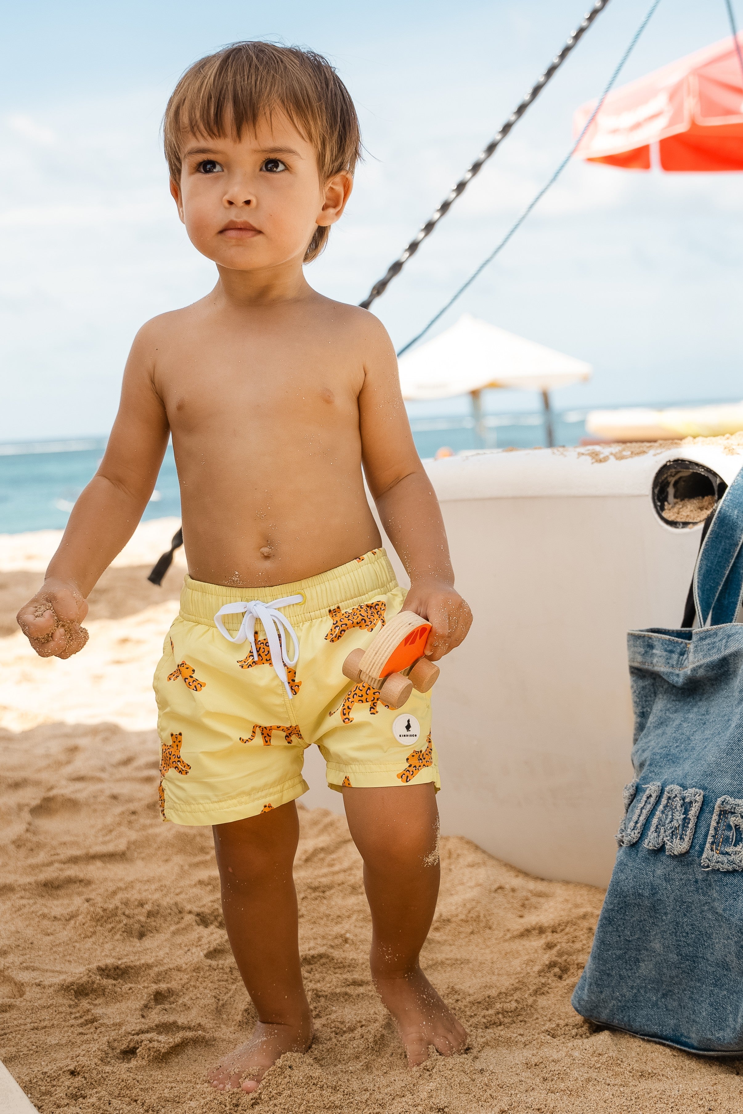 Gelbe Buben Badehose Pink Leo mit kleinen Leoparden am Strand – von KINDISCH, UV-Schutz