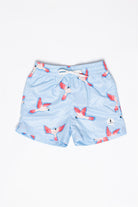Die Badehose - PARROT für Jungs von KINDISCH ist aus recyceltem Polyester, hellblau mit pink-weißen fliegenden Papageien, weißem Kordelzug und schnelltrocknend – präsentiert auf weißem Hintergrund.