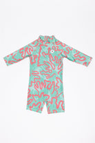 Der Badeanzug - CORAL für Babys von KINDISCH ist aus recyceltem Polyester, grün mit rotem Korallenmuster und schnelltrocknend – präsentiert auf weißem Hintergrund.
