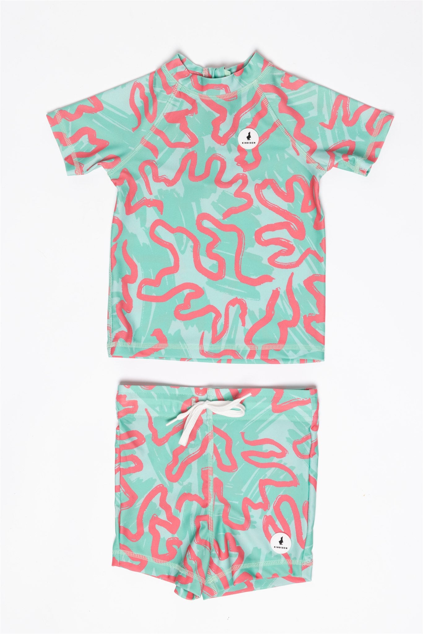Der 2-teilie Badeanzug CORAL für Jungs von KINDISCH ist grün mit rotem Korallenmuster.