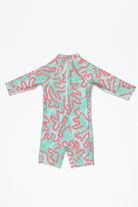 Der Badeanzug - CORAL für Babys von KINDISCH ist aus recyceltem Polyester, grün mit rotem Korallenmuster, weißem Reissverschluss hinten und schnelltrocknend – präsentiert auf weißem Hintergrund.