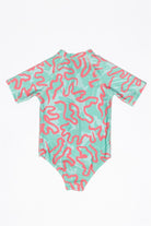 The Girls Badeanzug kurzarm - CORAL by kindischworld.com is a short-sleeve one-piece swimsuit for children, made from recycled polyester, with a mint green base and pink abstract patterns, shown flat on a white background.