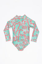Der Badeanzug - CORAL für Mädchen von KINDISCH ist aus recyceltem Polyester, grün mit rotem Korallenmuster und schnelltrocknend – präsentiert auf weißem Hintergrund.