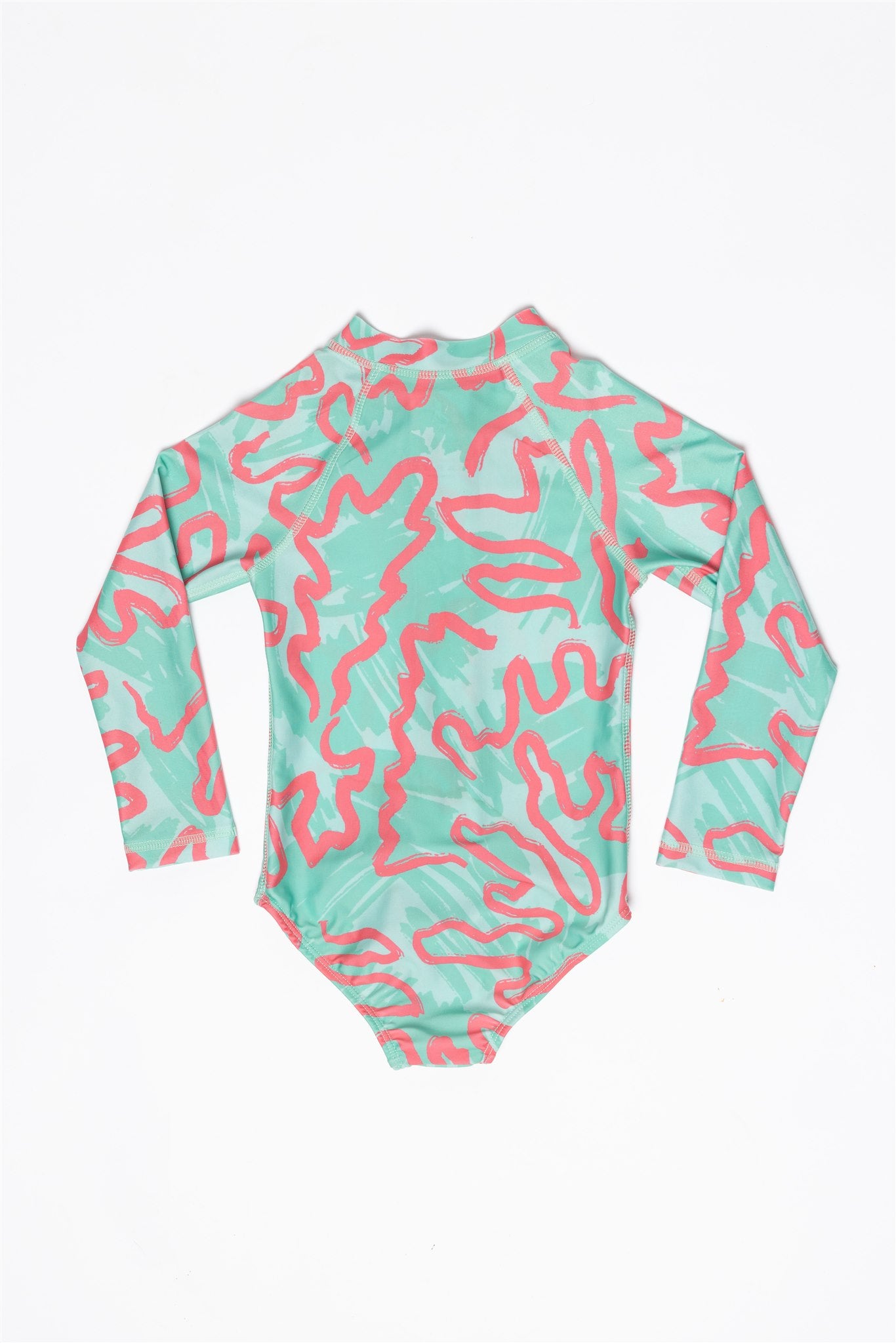 Der Badeanzug - CORAL für Mädchen von KINDISCH ist aus recyceltem Polyester, grün mit rotem Korallenmuster und schnelltrocknend – präsentiert auf weißem Hintergrund.