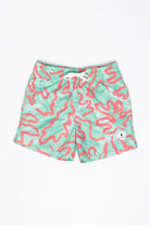 Die Badehose - CORAL für Jungs von KINDISCH ist aus recyceltem Polyester, grün mit rotem Korallenmuster, weißem Kordelzug und schnelltrocknend – präsentiert auf weißem Hintergrund.