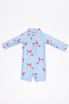 The Baby Badeanzug - PARROT by kindischworld.com is a light blue, long-sleeve swimsuit with pink and white birds, offering UPF50+ UV protection and shown flat on a white background.